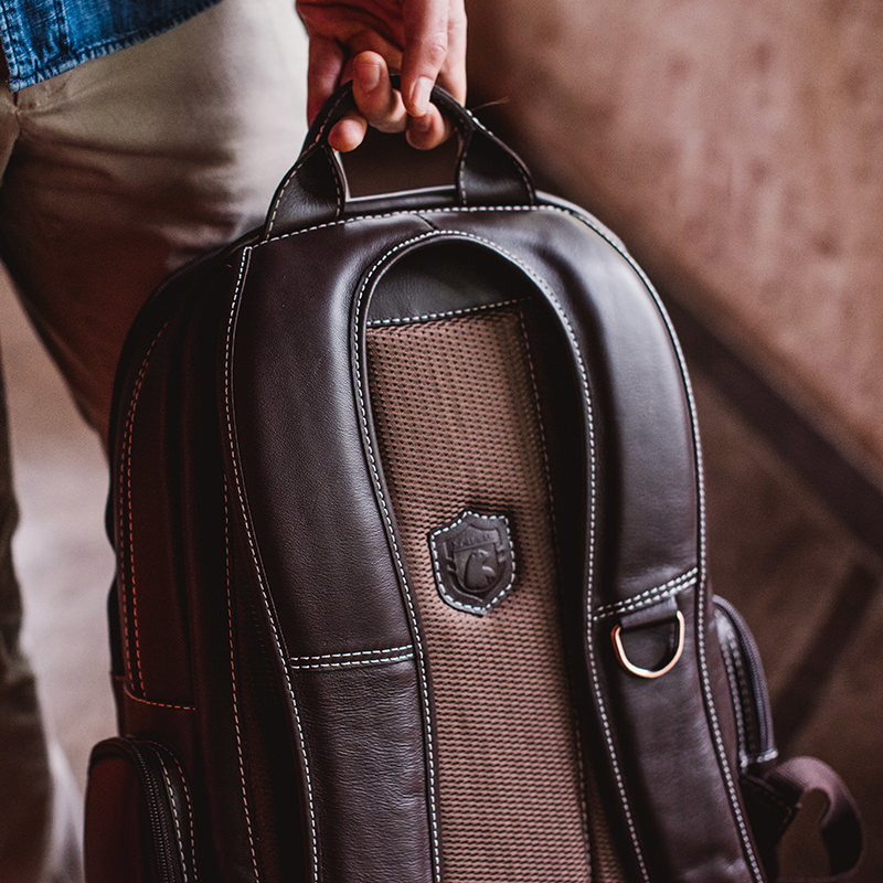 Mochila de couro para notebook Tag NW073 Ziper e detalhes