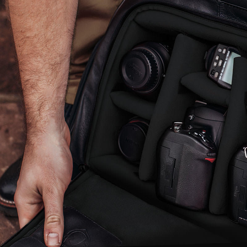 Mochila de couro para fotografos black edition nw088 interior com equipamento