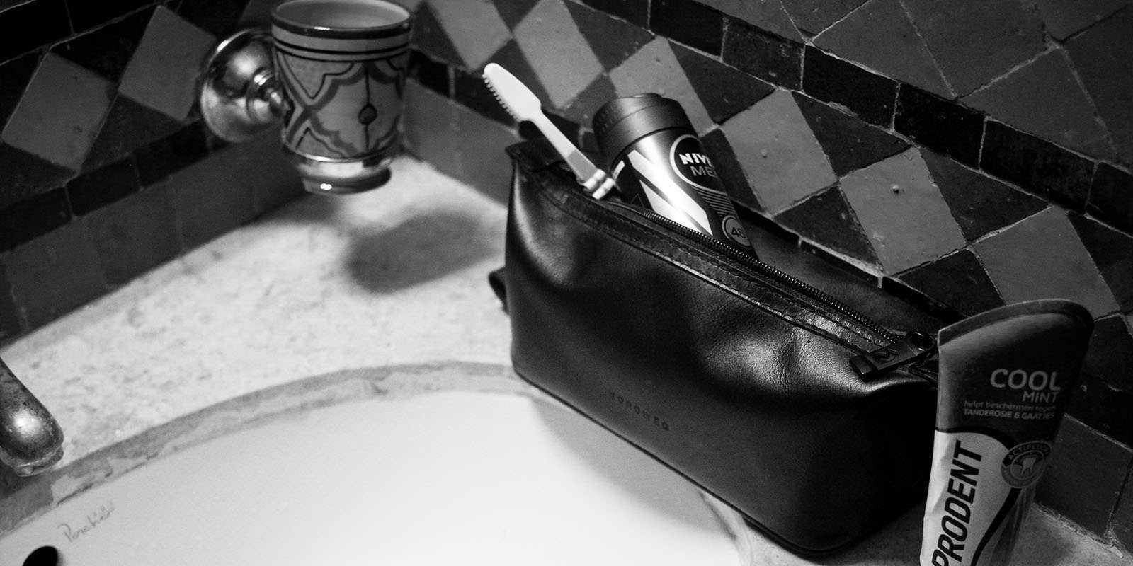 Necessaire de couro nomade nordweg nw084 aberta com produtos
